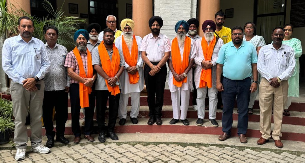 The office bearers of Ek Noor Sanstha Pathalava were honored on their arrival at the college